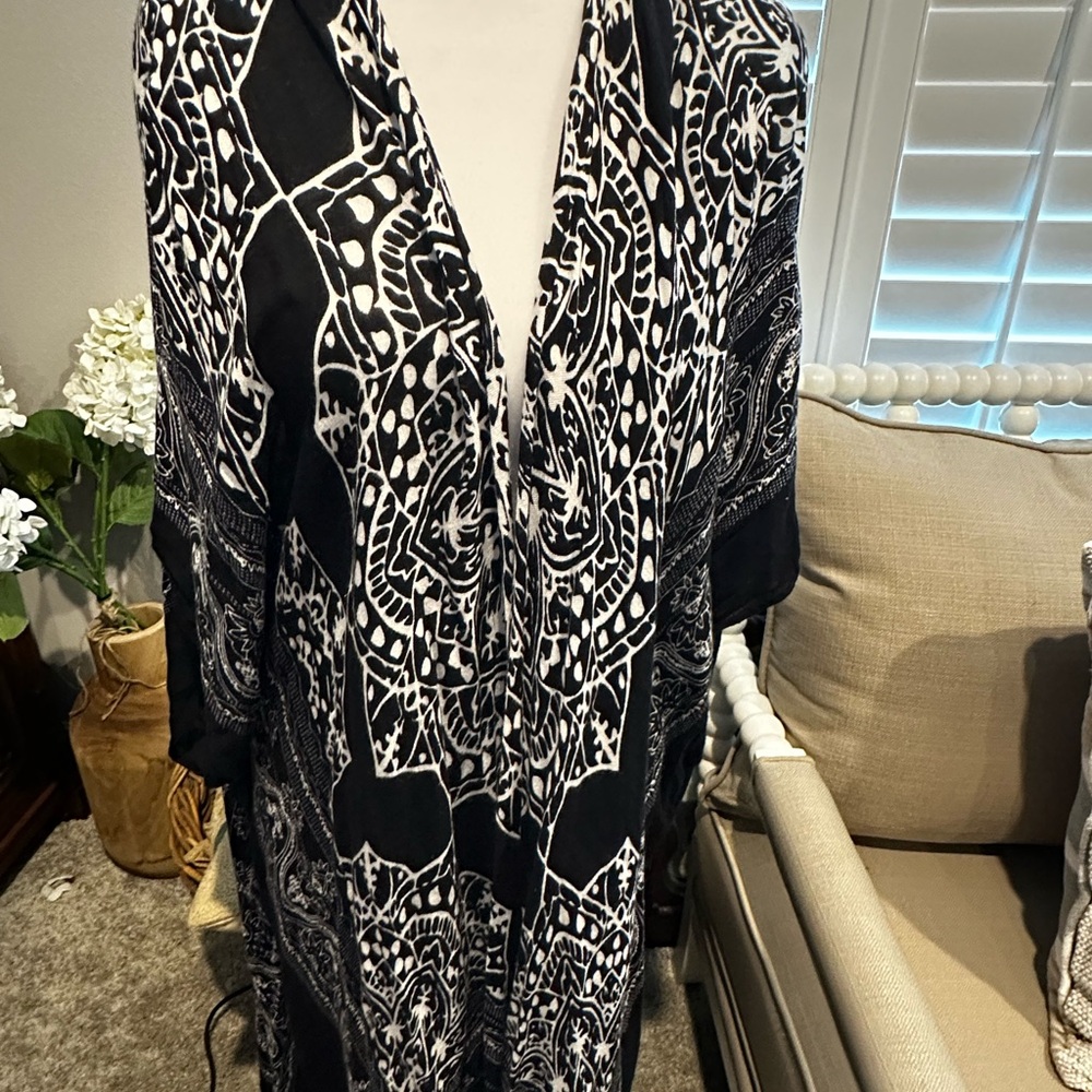 Comfy Luxe black and White Patterned Kimono